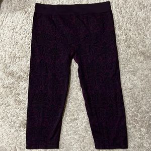 Fabletics black purple swirl floral pattern stretchy capris leggings